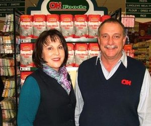 OK Foods Gansbaai se trotse eienaars, Petra en Chris van Rensburg.